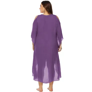 Vista trasera vestido de playa violeta talla grande con detalles de ganchillo y hombros caídos