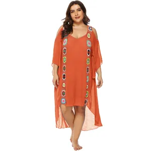 Detalle del vestido playero naranja talla grande con ganchillo y hombros descubiertos