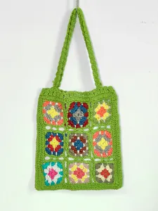 Borsa tote verde all'uncinetto con dettagli colorati patchwork granny square