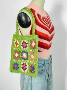 Borsa tote all'uncinetto granny square verde vibrante con vivaci inserti colorati