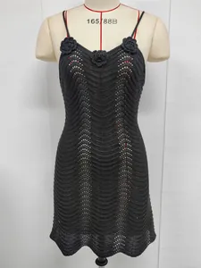 Detalle del vestido de playa de ganchillo negro con escote floral hecho a mano.