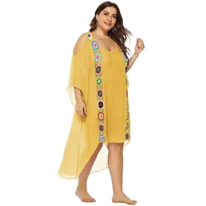 Vista completa del vestido de playa amarillo talla grande con detalles de ganchillo