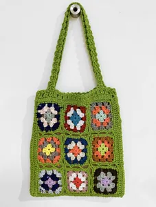Borsa tote fatta a mano all'uncinetto con motivi granny square e vivace base verde