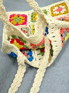 Dettaglio ravvicinato della trama di una borsa tote all'uncinetto colorata fatta a mano