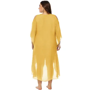 Vista trasera de un vestido de playa amarillo de talla grande con hombros descubiertos