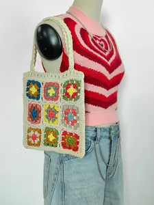 Borsa tote all'uncinetto fatta a mano con motivo granny square colorato.