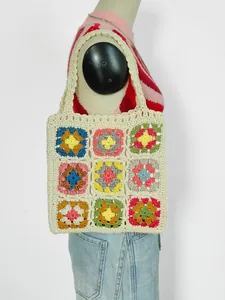 Borsa tote colorata fatta a mano all'uncinetto con mattonelle e vivaci motivi vintage