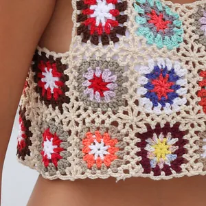 Vue détaillée de la texture d'un crop top en crochet fait main aux motifs floraux colorés