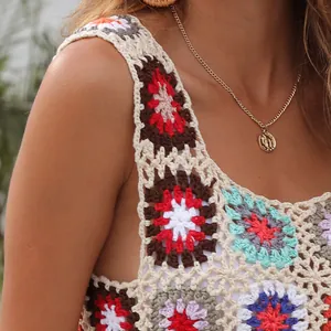 Gros plan sur un haut court en crochet fait main avec des motifs carrés colorés