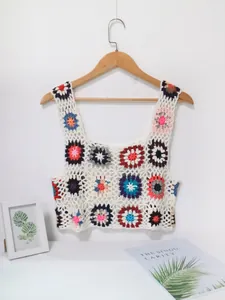 Haut court en crochet fait main de style bohème avec motifs floraux multicolores