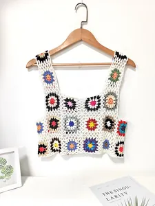 Vue détaillée du haut court en crochet fait main avec motif granny square coloré.