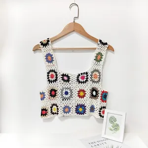 Vue détaillée d'un débardeur court en crochet fait main avec un motif floral varié
