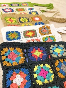 Borsa tote in crochet fatta a mano con motivi granny square colorati in stile boho