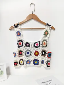 Détail d'un débardeur court au crochet fait main avec des motifs floraux en patchwork