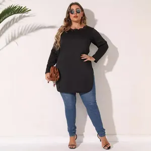 Tunique noire grande taille pour femme avec manches longues et col découpé au laser.