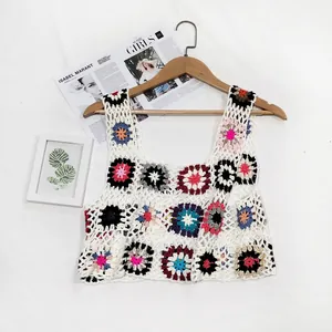 Vue détaillée du crop top en patchwork de crochet fait main avec fleurs colorées