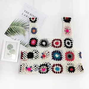 Haut court en crochet fait main avec motifs de carrés colorés sur fond blanc épuré