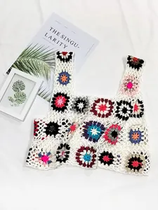 Détail rapproché d'un débardeur court en crochet fait main aux couleurs vives