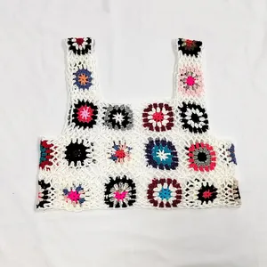 Détail d'un débardeur court en crochet fait main avec un joli patchwork floral bohème chic