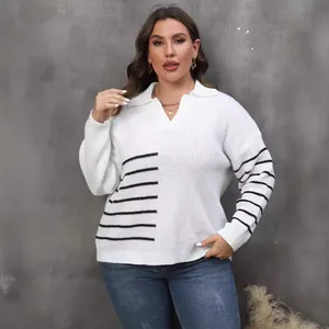 Elegante maglione lavorato a maglia taglie forti bianco con strisce nere e colletto polo
