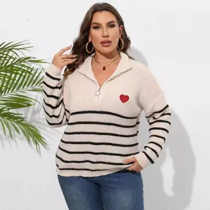 Maglione a righe da donna taglie forti con mezza zip e ricamo a cuore rosso elegante