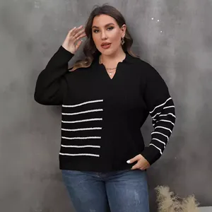 Maglione in maglia taglie forti da donna nero con colletto polo e strisce bianche a contrasto.