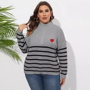 Maglione a righe grigio taglie forti da donna con mezza zip e toppa a cuore