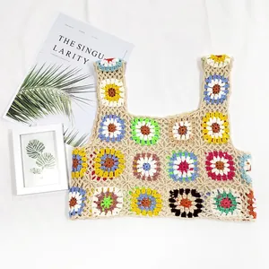 Vue détaillée d'un débardeur court pour femme au crochet fait main avec fleurs colorées