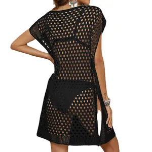 Cubre traje de baño de ganchillo negro con abertura lateral para un look sexy