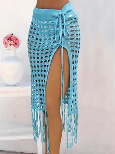 Falda de playa sexy de ganchillo calada azul claro con cordón ajustable y dobladillo flecos.