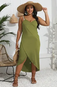 Übergrößen Wickelkleid in Olivgrün mit unregelmäßigem Saum für den Strandurlaub