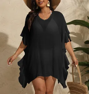 Detalle de un vestido playero negro de talla grande con cuello en V y elegantes volantes.