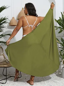 Detailansicht eines olivgrünen Strand-Cover-ups für Übergrößen in Mehrweg-Optik