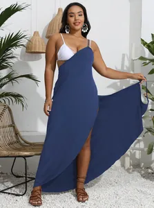 Modell trägt dunkelblaues Plus-Size Strandwickelkleid mit unregelmäßigem Saum