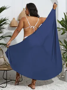 Rückansicht eines marineblauen unregelmäßigen Strand-Sarongs mit großem Stofffall und Größe
