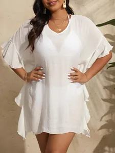 Detalle del vestido de playa blanco talla grande con cuello en V y mangas con volantes.
