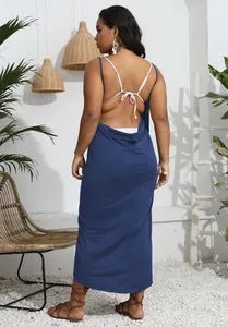 Detailansicht der Rückseite eines marineblauen Wickel-Strandkleids mit Kreuzträgern
