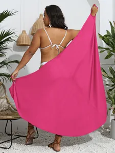 Rückansicht eines fuchsiafarbenen Strand-Sarongs in Übergröße mit elegantem Faltenwurf