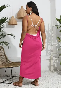 Detailansicht der Rückseite eines fuchsiafarbenen Mehrwege-Strandkleids in Übergröße.