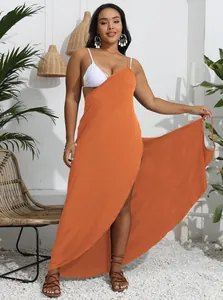 Vollansicht eines orangefarbenen Strandwickelkleids in Übergröße an einem Model