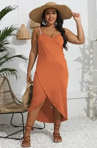Detail des orangefarbenen Wickelstrandkleids in Übergröße mit asymmetrischem Saum