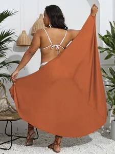 Rückansicht eines plus size burnt orange Strand-Sarongs-Wickelkleids für Damen im Resort