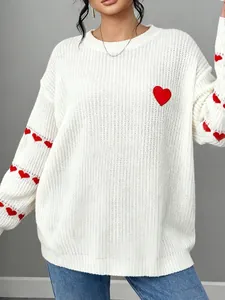 Accogliente maglione bianco oversize a maglia con ricami e motivi a cuore rosso