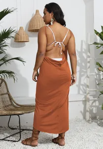 Rückenansicht eines orangefarbenen Strandkleides in Übergröße mit Kreuzträgern und Falten