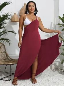Bordeauxrote Wickel-Strandkleid in Übergröße mit unregelmäßigem Saum