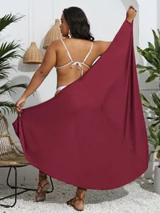 Weinroter Strand-Sarong für Damen mit unregelmäßigem Saum in Außenhof-Szene gezeigt