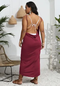 Rückenansicht burgunderrotes Strandkleid in Übergröße mit weißen Überkreuzgurten