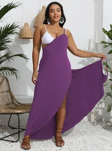 Lila Strandkleid in Übergröße, unregelmäßiges Design, getragen über einem Bikini
