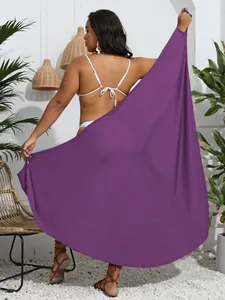 Rückansicht eines lila Mehrwege-Strandkleides in einem stilvollen Ambiente
