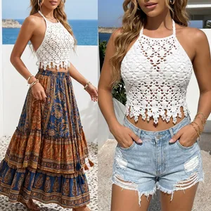 Vue détaillée du haut dos nu en crochet blanc avec glands en perles et style plage.